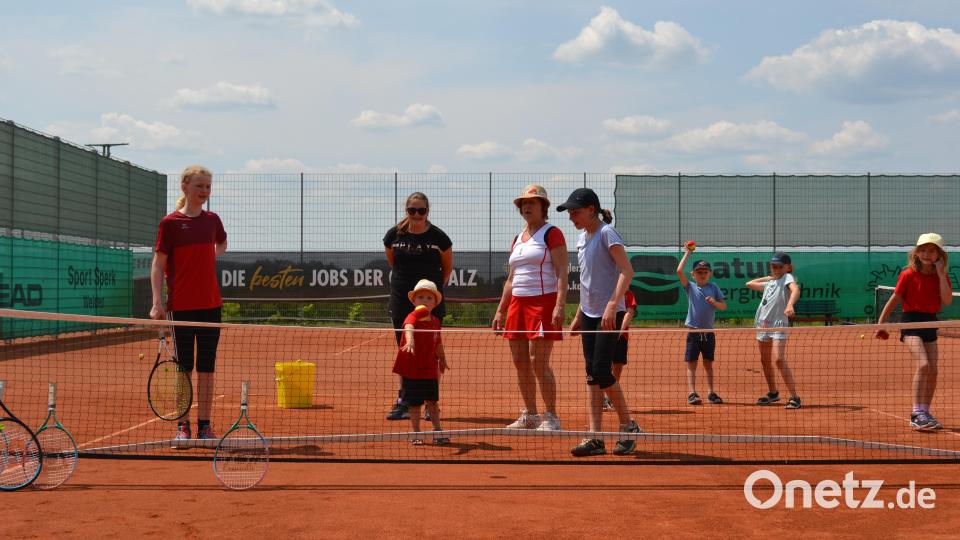 Mit Ball und Schläger durften die Kleinsten bei Dorle Praller und der Tennisjugend zeigen, was in ihnen steckt. Bild: kki