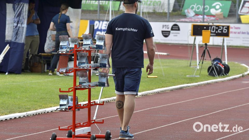 Wenn der Kampfrichter die Startblöcke einsammelt ... Bild: Hubert Ziegler