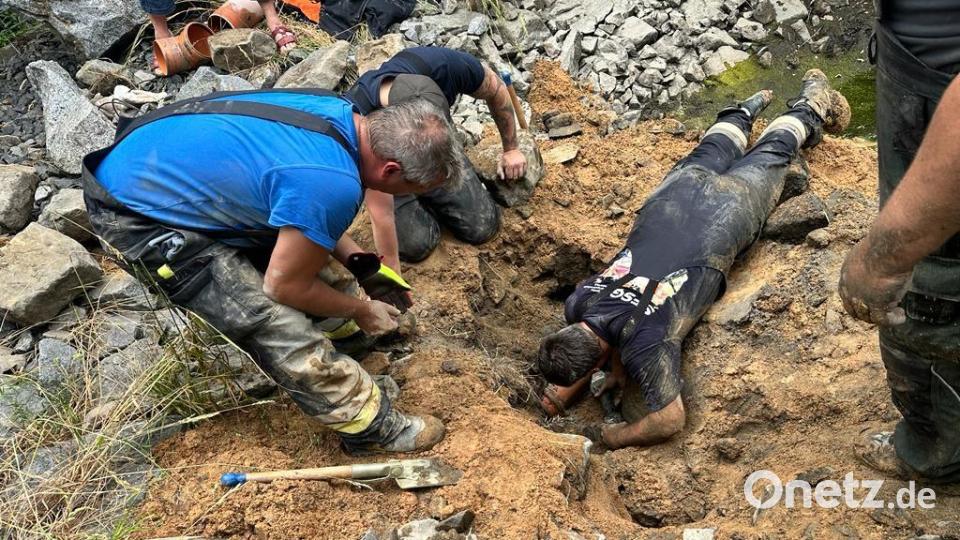 Die Einsatzkräfte waren mit vollem Körpereinsatz dabei. Bild: Freiwillige Feuerwehr Bergham