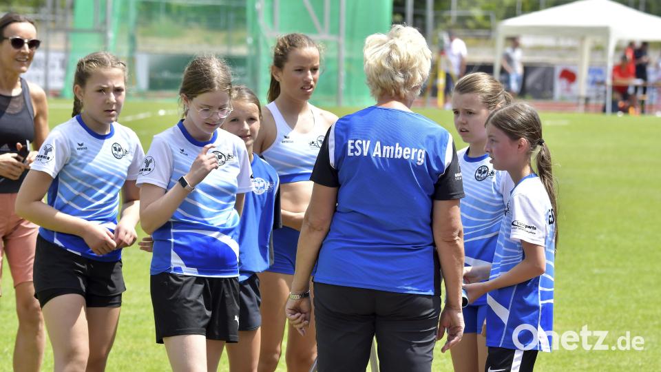 Die Mädchen des ESV Amberg bei der Lagebesprechung. Bild: Hubert Ziegler