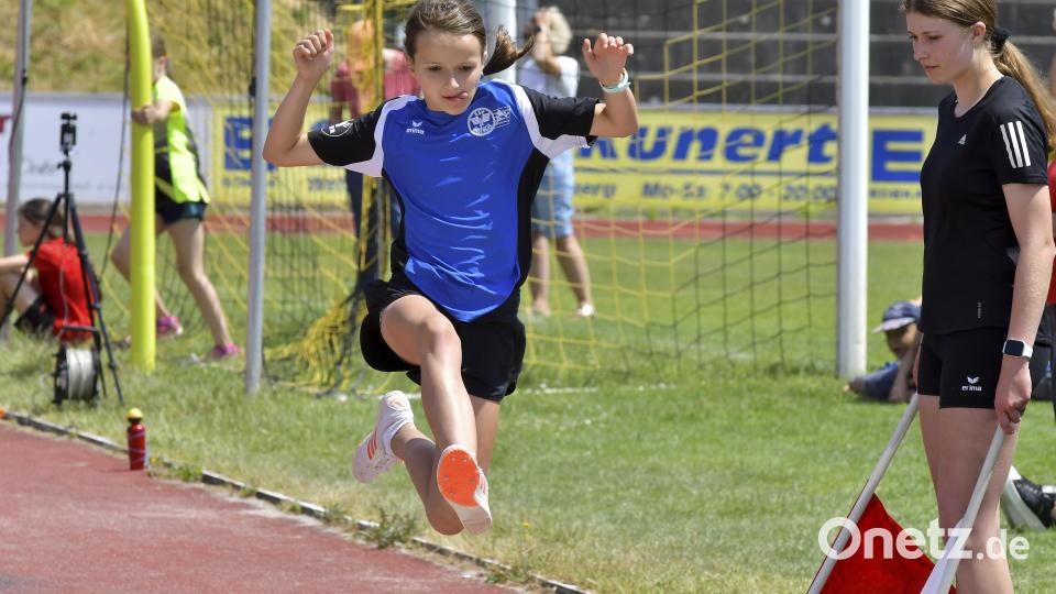 Mathilda Lampe vom ESV Amberg beim Weitsprung. Bild: Hubert Ziegler