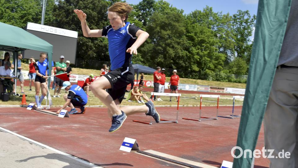Jakob Hirmer vom ESV Amberg beim Weitsprung. Bild: Hubert Ziegler
