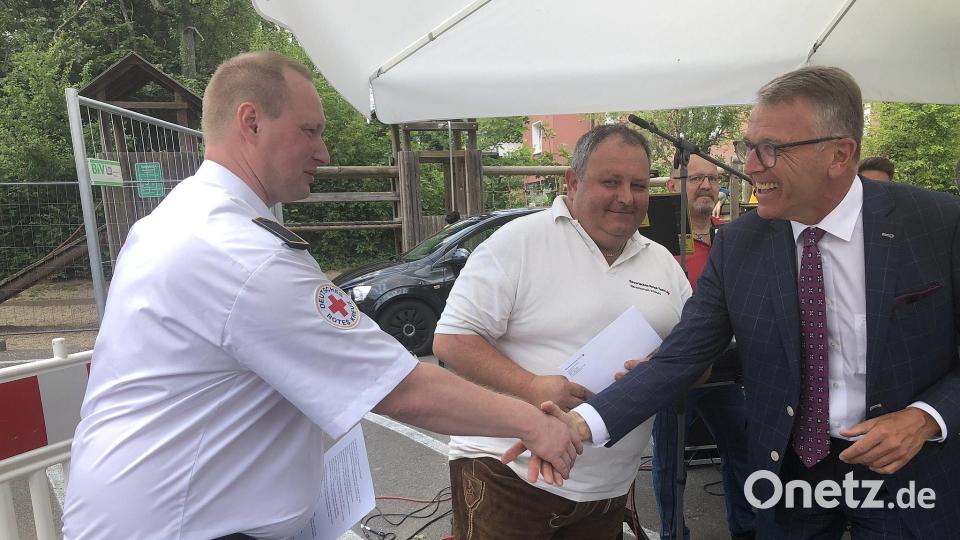 Mit einem Brotzeit-Gutschein dankte BRK-Kreisvorsitzender Franz Stahl (rechts) allen, die bei der Beschaffung und beim Umbau des Fahrzeuges mitgeholfen hatten. Ralf Arnold und Robert Wolfrum (von links) dankten. Bild: wro