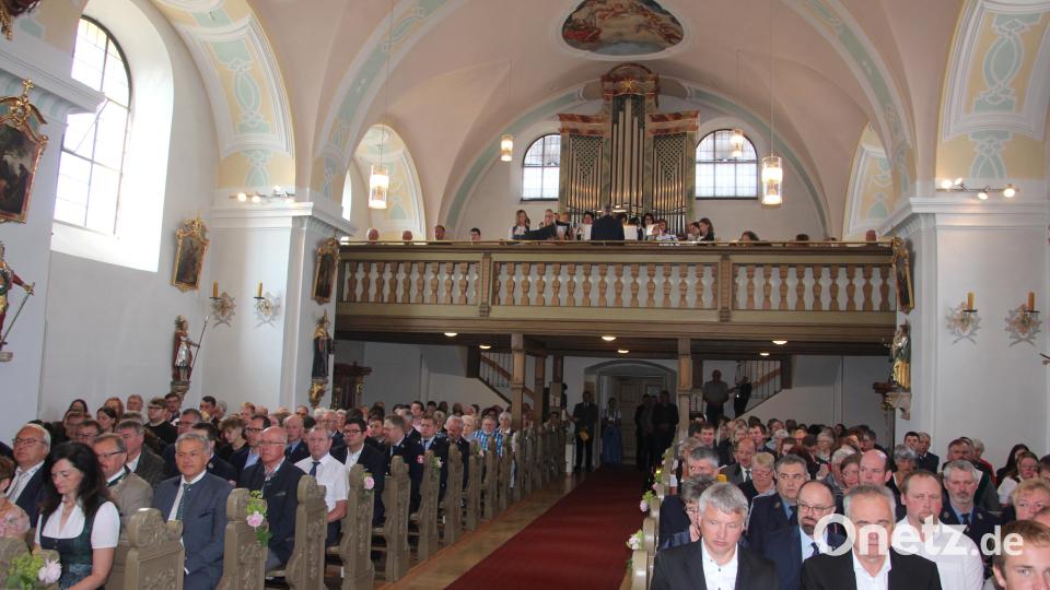 Bis auf den letzten Platz war die Pfarrkirche beim Festgottesdienst besetzt. Bild: kro