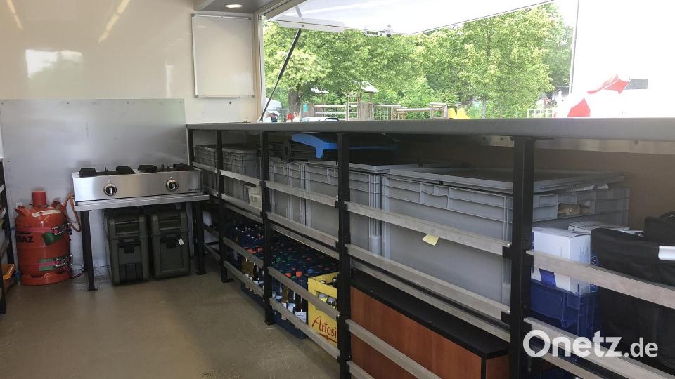 Das neue Fahrzeug für den Betreuungsdienst ähnelt einem Verkaufswagen, in dem Brotzeiten, Kaffee und Getränke bereitgehalten werden. Bild: wro
