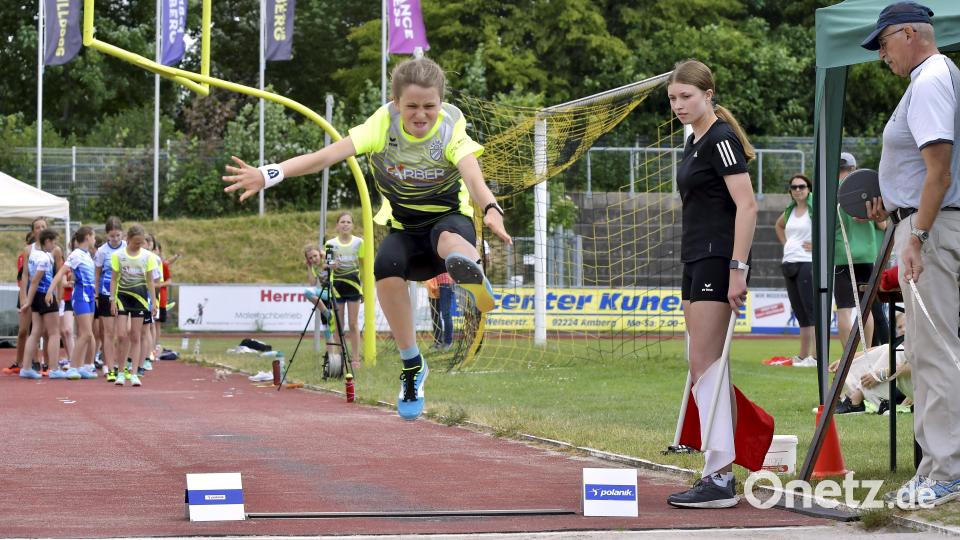 Marlene Müller vom TV Amberg beim Weitsprung. Bild: Hubert Ziegler