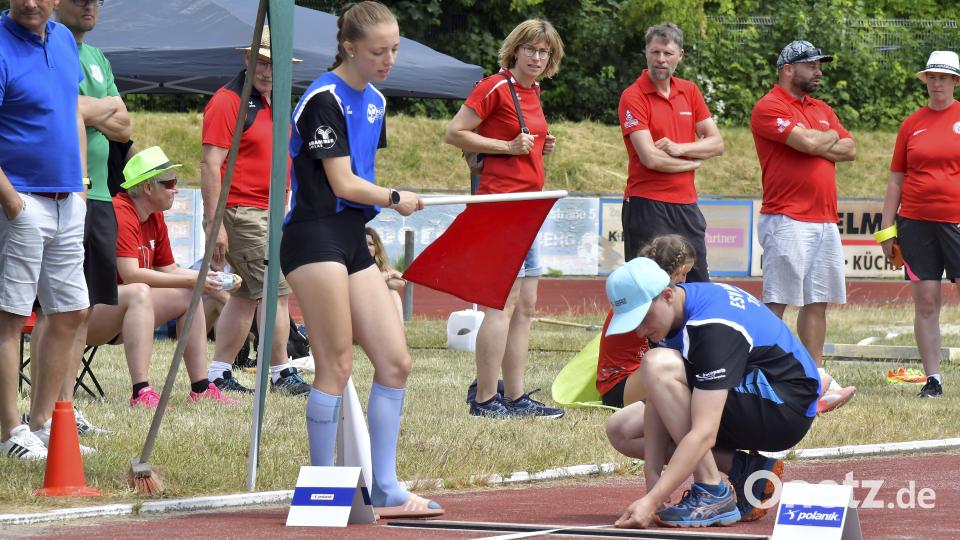 Fleißige Helfer des ESV Amberg nahmen beim Weitsprung genau Maß. Bild: Hubert Ziegler