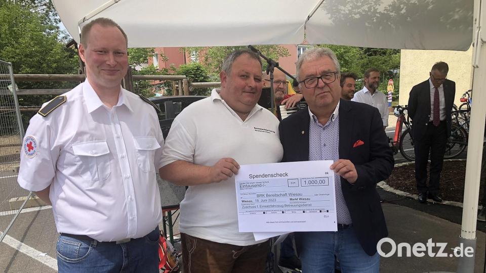 1000 Euro flossen vonseiten der Marktgemeinde Wiesau. Den symbolischen Spendenscheck überreichte Bürgermeister Toni Dutz an Robert Wolfrum und Ralf Arnold (von rechts). Bild: wro