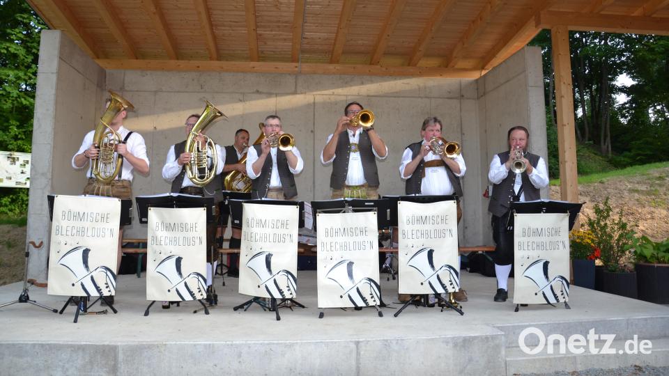 Bestens spielt die „Böhmische Blechblous´n“ beim Serenaden-Auftakt im Moosbacher Generationenpark auf und erntet viel Beifall. Bild: gi