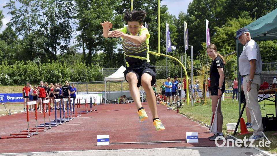Johannes Fischer vom TV Amberg beim Weitsprung. Bild: Hubert Ziegler