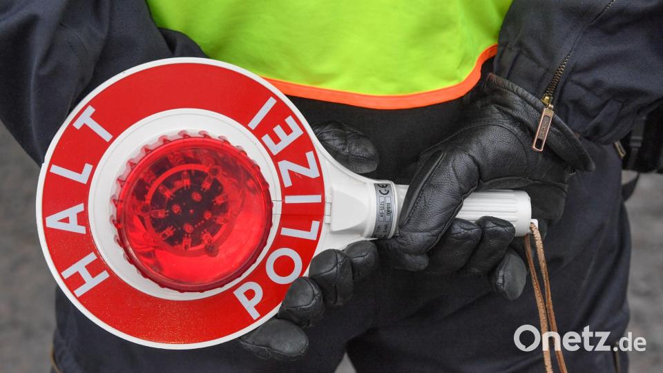 Polizeibeamte sammelten am Mittwochmorgen im gesamten Ortsgebiet von Waidhaus 17 syrische Staatsbürger in mehreren Grüppchen ein. Symbolbild: Patrick Pleul/dpa