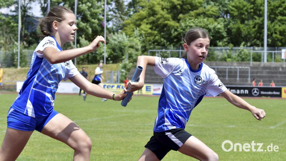 Die Mädels des ESV Amberg beim 4x 100-m-Staffellauf in der Wechselzone Bild: Hubert Ziegler