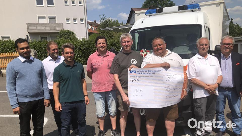 Mit 1000 Euro beteiligte sich der Fanclub &quot;Al Bundy&quot; aus Wiesau an den Spenden. Vertreten wurde er durch Oliver Sturm (Vierter von links) und Vorsitzenden Thomas Dürnhofer (Fünfter von links). Bild: wro