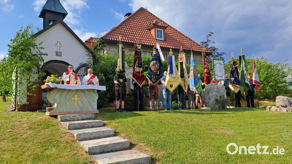 Der Festgottesdienst mit Pfarrer Ferdinand Weinberger und Diakon Franz Lautenbacher. Bild: exb