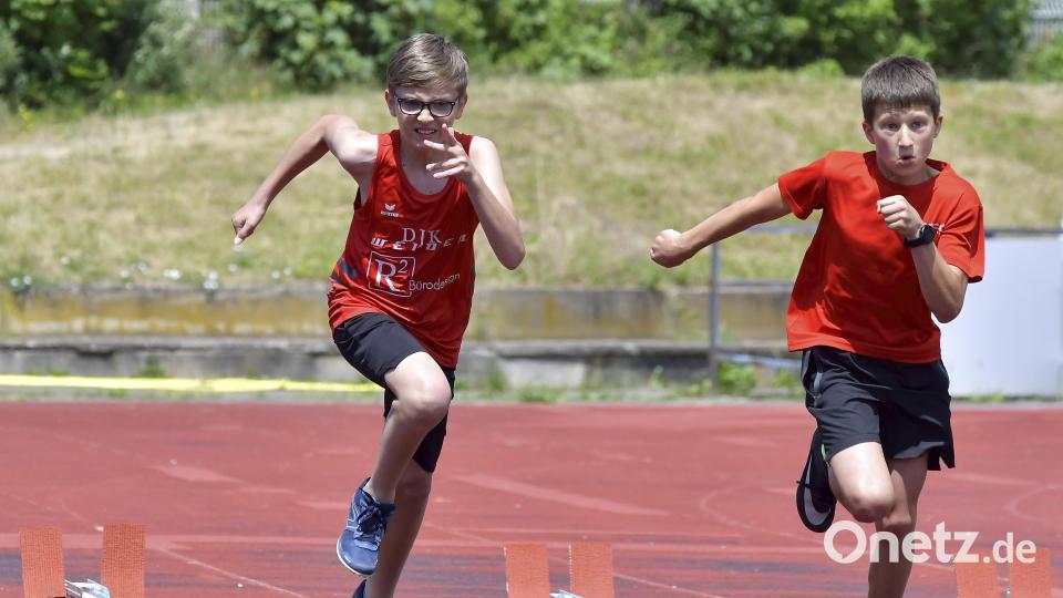 David Schönberger (links) von der DJK Weiden beim 
75-m-Lauf. Bild: Hubert Ziegler