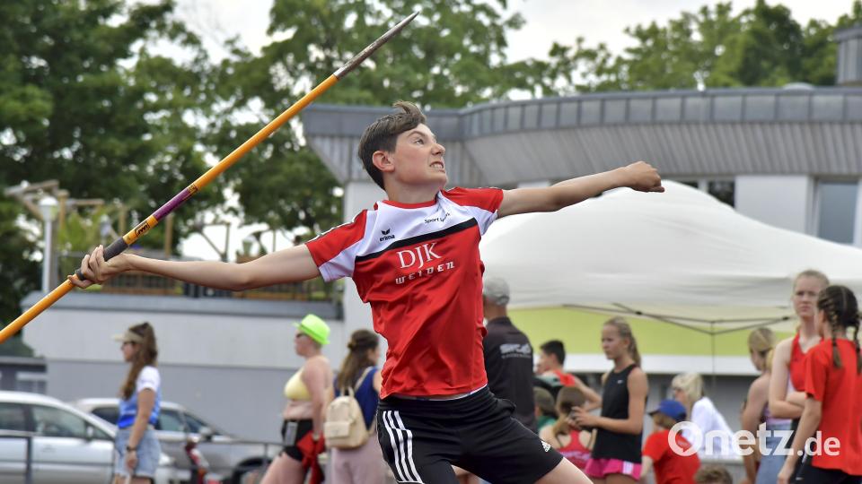 Lukas Rosner von der DJK Weiden beim Speerwurf. Bild: Hubert Ziegler