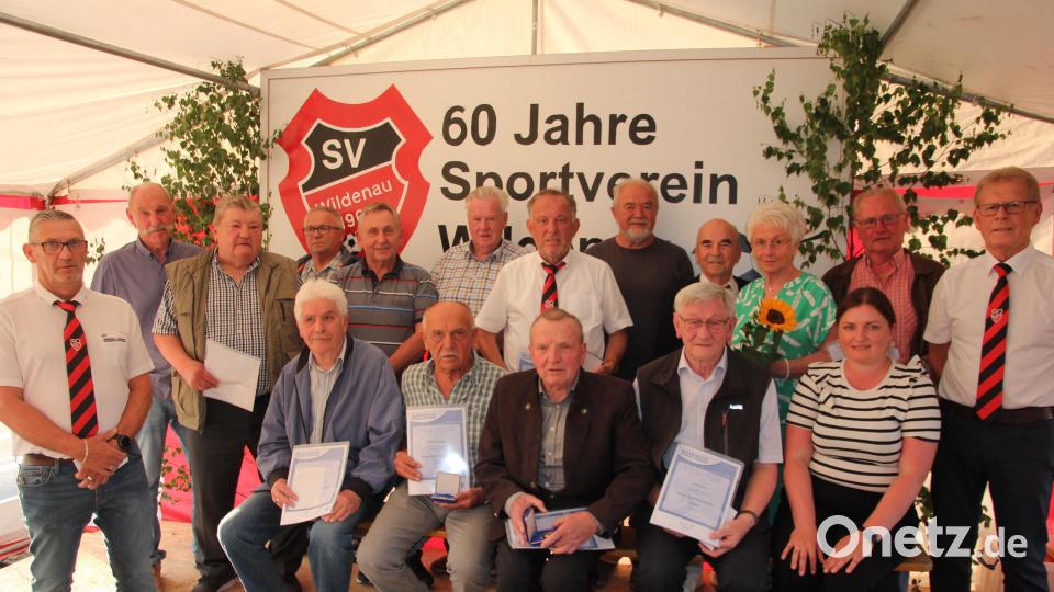 Für jeweils 60 Jahre Vereinstreue – darunter waren auch viele Gründungsmitglieder – wurden zahlreiche Mitglieder mit der Goldenen Ehrennadel des Bayerischen Fußballverbandes geehrt. Bild: kro