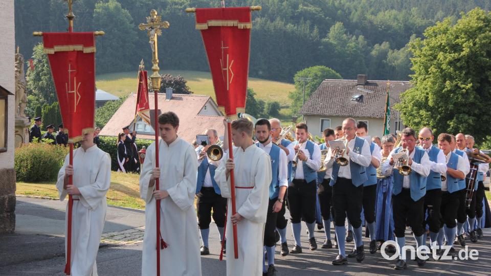 Ein stattlicher Kirchenzug, angeführt von den Grenzlandbuam Bärnau, zog durch die Straßen von Schwarzenbach Bild: kro