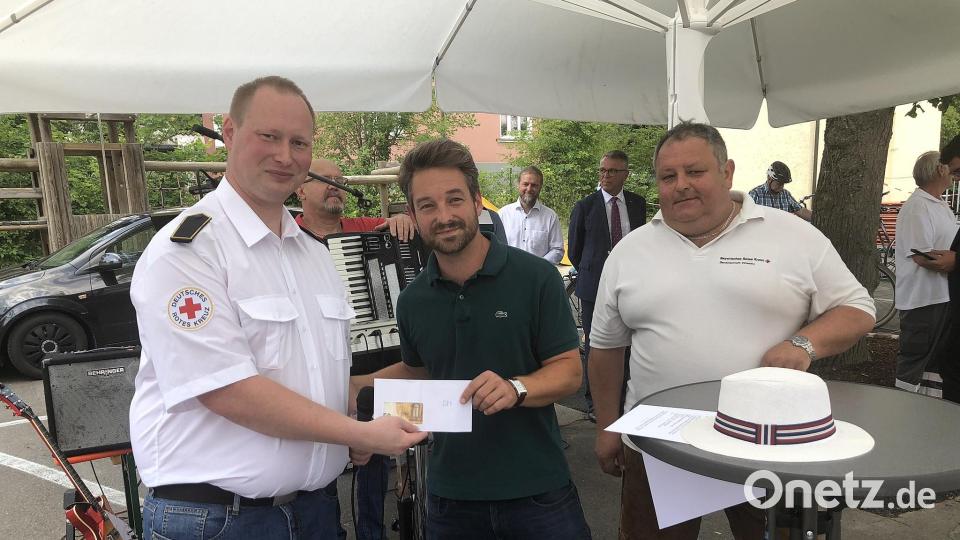 Mit 250 Euro, zweckgebunden für die Betankung des neuen Fahrzeugs, überraschte der CSU-Ortsverband, der von Michael Dutz (Bildmitte) vertreten wurde. Bild: wro