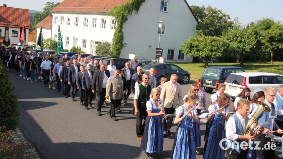 Vor dem Festgottesdienst fand ein stattlicher Kirchenzug mit den Vereinen, den Ehrengästen, Ministranten sowie den Pfarrern statt. Bild: kro