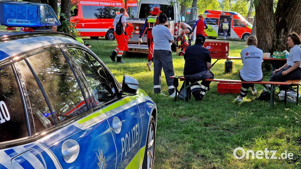 Wo sonst Badegäste liegen, helfen am Montag Polizei, Sanitäter und Taucher der Wasserwacht zusammen, um eine Frau zu suchen. Sie badete im Manteler Weiher. Dann ging sie unter. Bild: R. Kreuzer