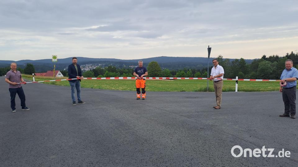 Sie sind stolz auf die Maßnahme: Verwaltungsleiter Thomas Forster (von links), Fichtelbergs Bürgermeister Sebastian Voit, Bauhofleiter Markus Kuhbandner, Mehlmeisels Bürgermeister Franz Tauber und Verwaltungsleiter Lothar Huber – jeweils auf „ihrer“ Seite. Bild: gis