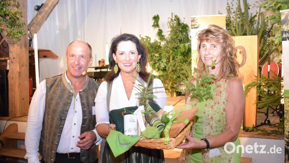 FVO-Vorsitzender Josef Liegl und Geschäftsführerin Martina Möhl dankten der Forstministerin Martina Kaniber für die sehr engagierte Festrede. Bild: bnr