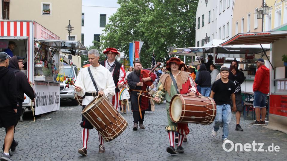 Die Trommel- und Dudelsackgruppe des Stiber-Fähnleins führte den Umzug durch die Stadt bis zu den Kirchentreppen. Bild: mfh