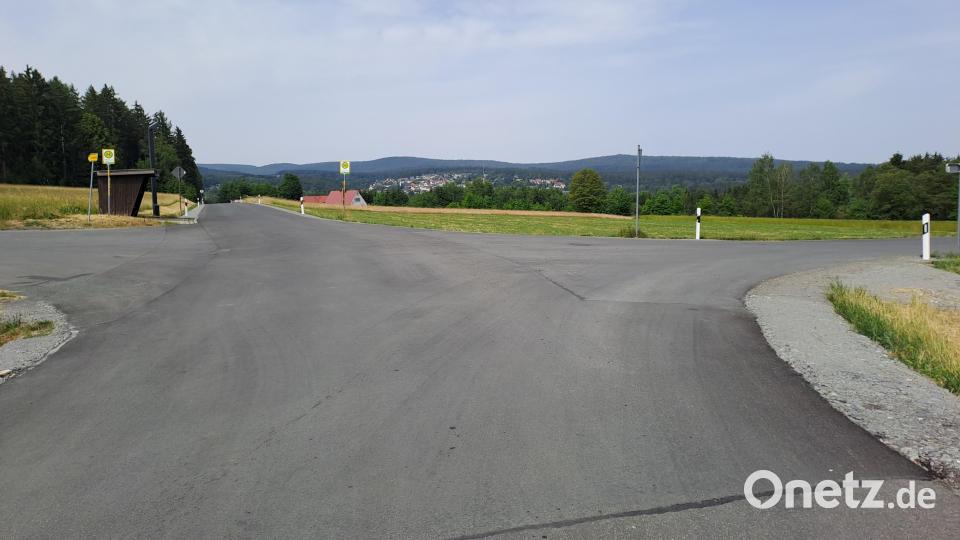 Kreuzung Fichtelberg/Mehlmeisel–Hüttstadl-Neugrün: Hier treffen die Straßen der Gemeinden Fichtelberg (links) und Mehlmeisel (rechts) aufeinander. Bild: gis