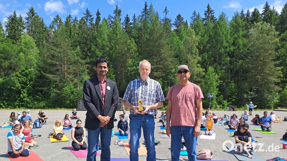 Der Vorsitzende Kedar Kolharkar (links) überreicht Zweitem Bürgermeister Bernhard Kraus (Mitte) einen Freundschafs-Pokal. Bild: gis
