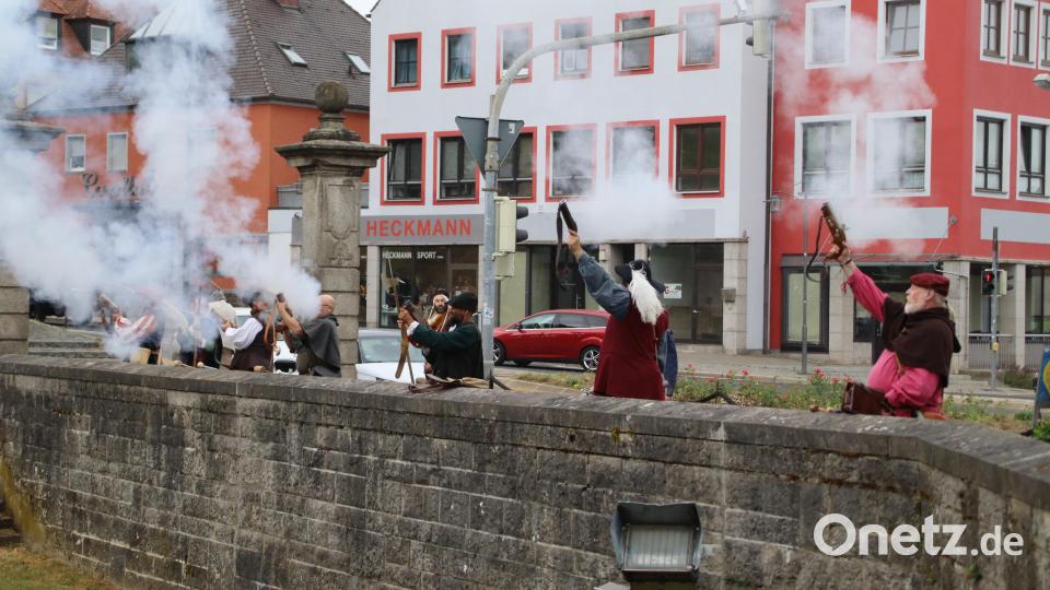 Mit zehn Böllerschüssen wurde das Altstadtfest eröffnet. Bild: mfh