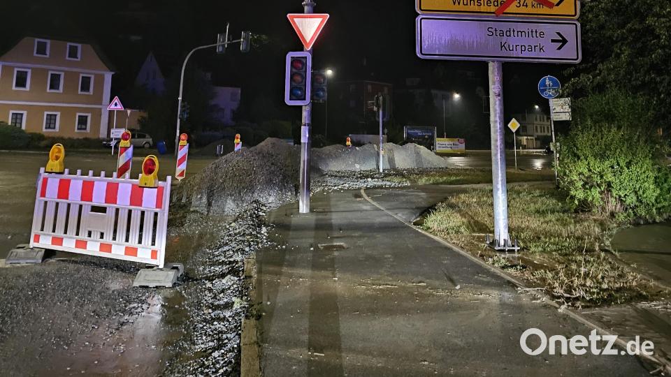 Das Wasser brachte Geröll mit sich, deshalb waren einige Straßen gesperrt. Bild: Kreisbrandinspektion Bayreuth