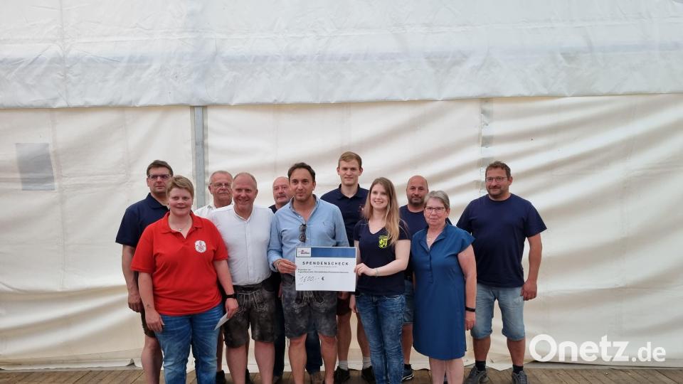 Der Erlös des Bürgerlaufs wird übergeben (von links): Michael Werner (FFW Schnaittenbach), Anja Mayerhofer (FFW Holzhammer), Dietmar Krisch (Organisator), Bürgermeister Marcus Eichenmüller, Thomas Hackenberg (FFW Kemnath), Mirco Mondan (Firma Dorfner), Emil Dölschner (FFW Schnaittenbach), Christina Ott (FFW Kemnath), Berthold Heindl (FFW Neuersdorf), Bärbel Grützner (TuS Schnaittenbach) und Christian Heindl (FFW Neuersdorf). Bild: ads