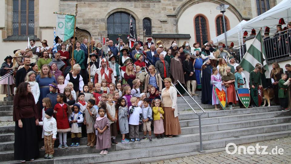 Umrahmt von den Kindern des Kindergartens St. Marien, den historischen Gruppen und den Stadträten begrüßte Bürgermeister Michael Göth die Gäste. Albrecht Stiber alias Sepp Lösch las den Prolog vor. Bild: mfh