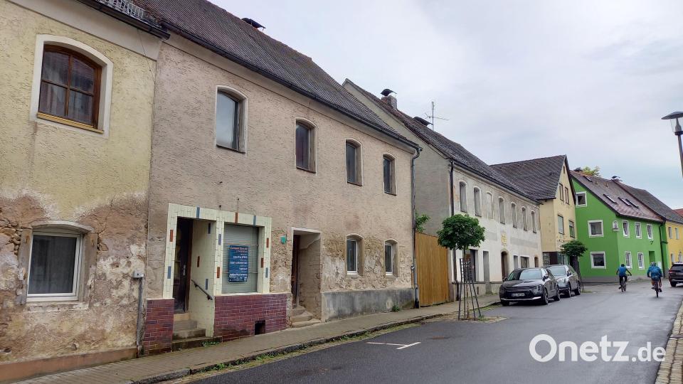 Die Stadt Oberviechtach hat sich als Eigentümerin des Gebäudes in der Nabburger Straße 7 (vorne links) auch selbst für die ILE-Leerstandsoffensive angemeldet und will dazu ihre Türen für Studenten öffnen. Bild: Christian Karl/exb