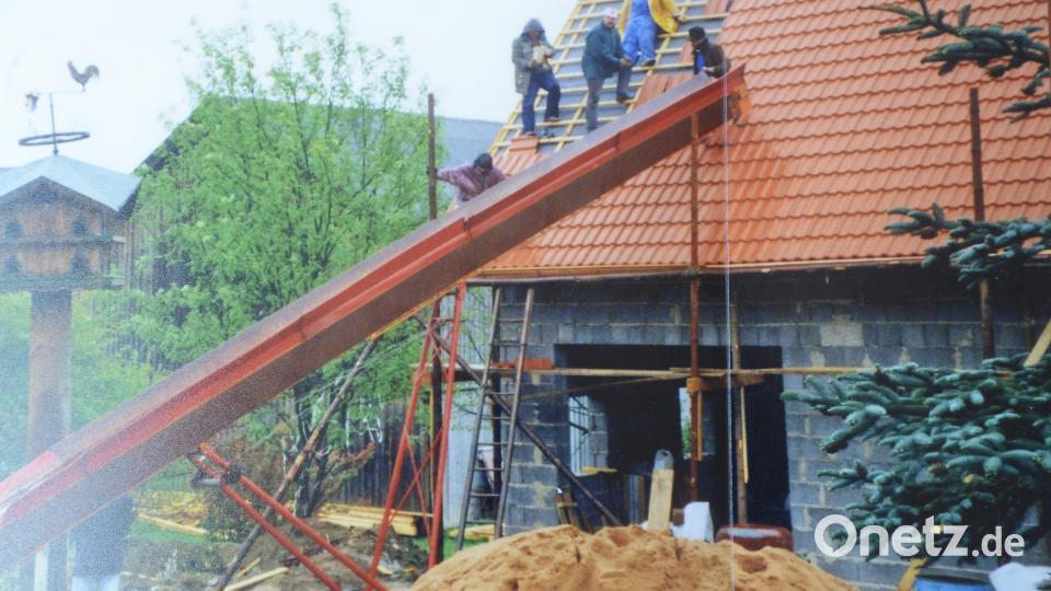 Mit großer Eigenleistung errichten die Mitglieder der Feuerwehr Vöslesrieth ihr Feuerwehrhaus als Mittelpunkt des Ortsteiles. Archivbild: bey