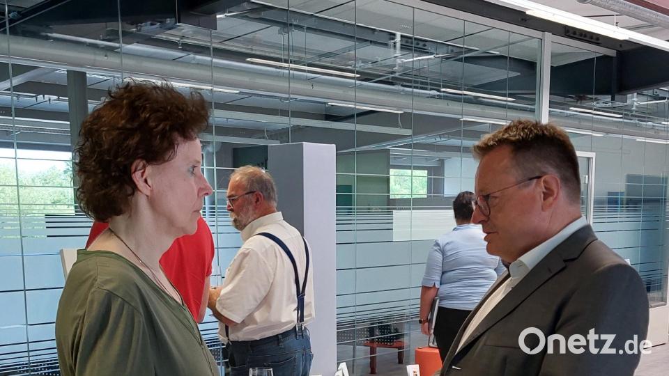 Kuratorin Susanne Kempf und Prof. Dr. Erich Bauer fachsimpeln über die vielfältigen Ausstellungsstücke. Bild: gmü