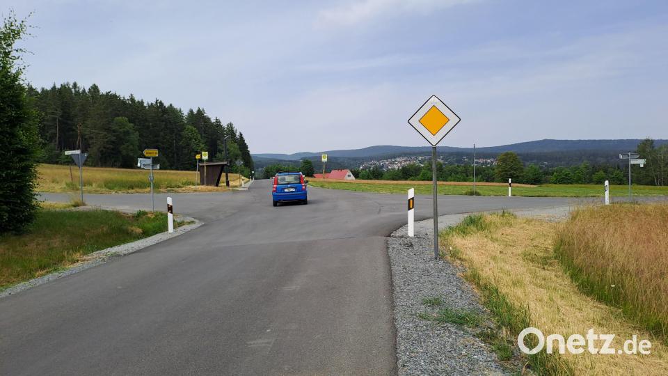 Kreuzung Fichtelberg/Mehlmeisel–Hüttstadl-Neugrün: Hier treffen die Straßen der Gemeinden Fichtelberg (links) und Mehlmeisel (rechts) aufeinander. Bild: gis
