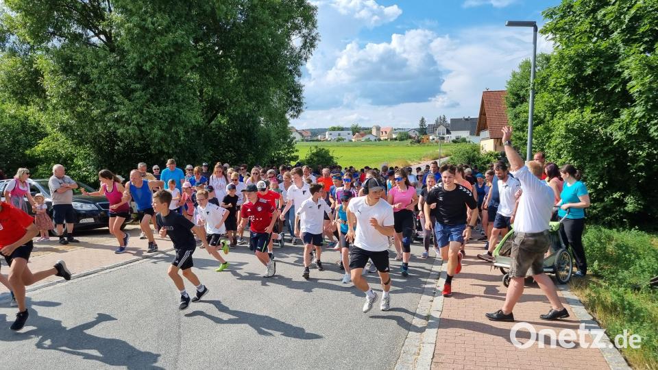 Die Teilnehmer am Schnaittenbacher Bürgerlauf sporteln für einen guten Zweck Bild: ads