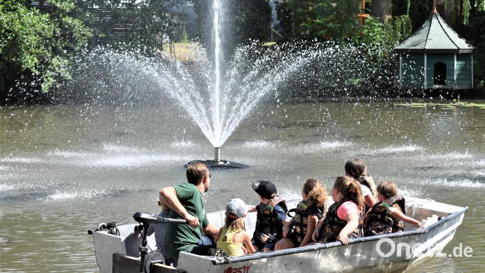 Die Kinder dürfen beim Fischerfest auf dem Stadtweiher mit dem Boot fahren. Bild: rgr