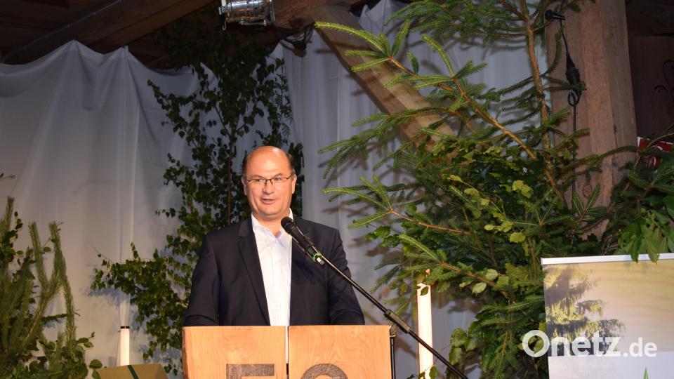 Zu den Festrednern gehörte auch Finanzminister Albert Füracker, der den engen Zusammenhalt zwischen Waldbesitzern, Bauern und Jäger einforderte. Bild: bnr