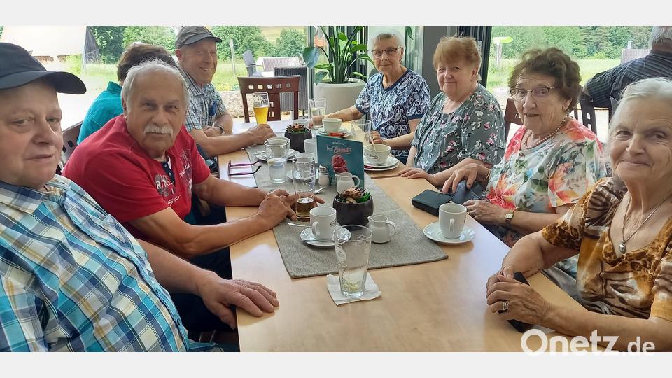 Gut gelaunt bei Torten und Kaffee genossen die Ausflügler im Panoramagastraum den Ausblick über das Schwarzachtal. Bild: roh