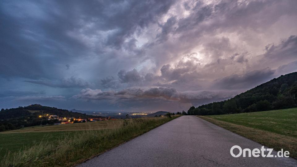 Das Gewitter zog über die Oberpfalz hinweg. Spektakulär sah es trotzdem aus, wie hier in Waldeck. Bild: Philipp Michl