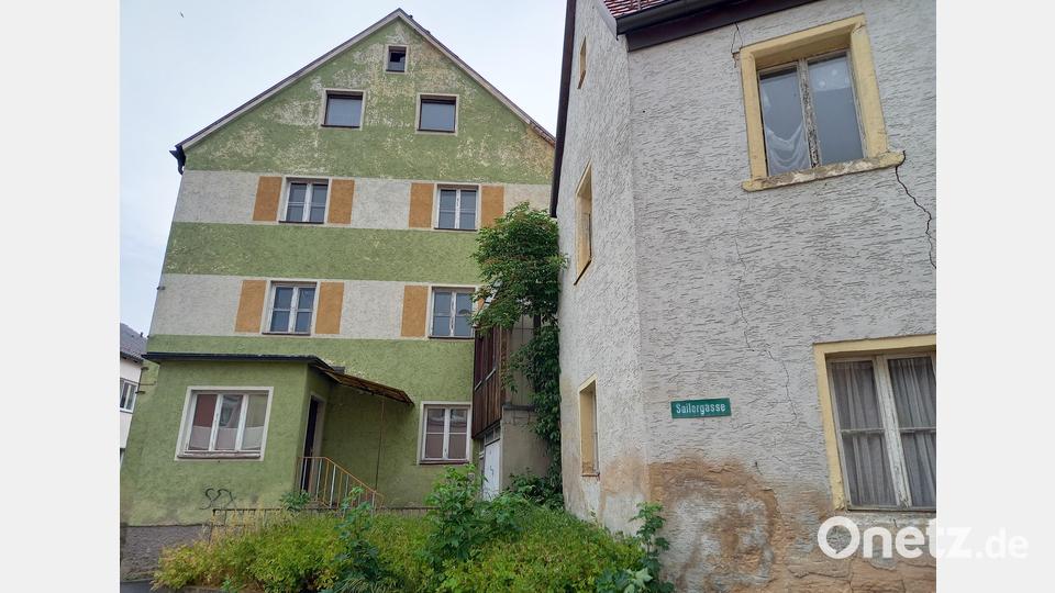 Auch dieses grüne Haus in der Sailergasse 5 in Oberviechtach soll Teil des Projekts sein, bei dem Eigentümer von konkreten Ideen profitieren. Bild: Christian Karl/exb