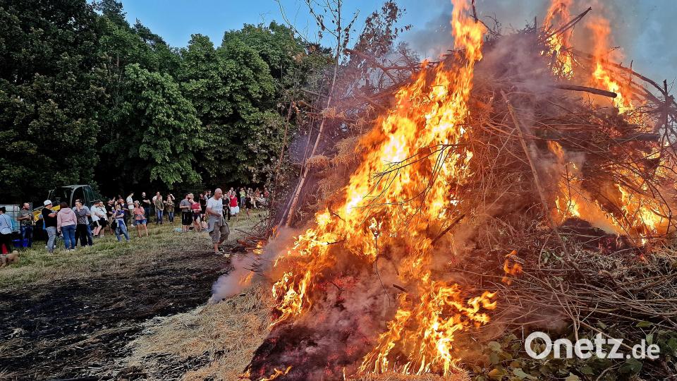 Die Brandstelle des ersten Holzhaufens ist noch zu sehen. Am Mittwoch lodert der Ersatzhaufen bei Tröglersricht. Bild: R. Kreuzer