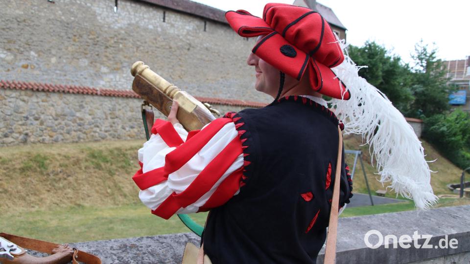 Traditionelle Böllerschüsse ließen die Altstadt erzittern und erinnerten daran, dass in den nächsten drei Tagen Altstadtfest ist. Bild: mfh