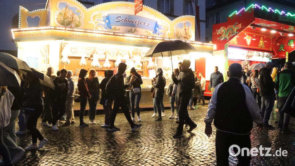 Regen hat die Sulzbach-Rosenberger noch nie davon abgehalten das Altstadtfest zu genießen, auch dieses Jahr am Freitag nicht. Bild: mfh
