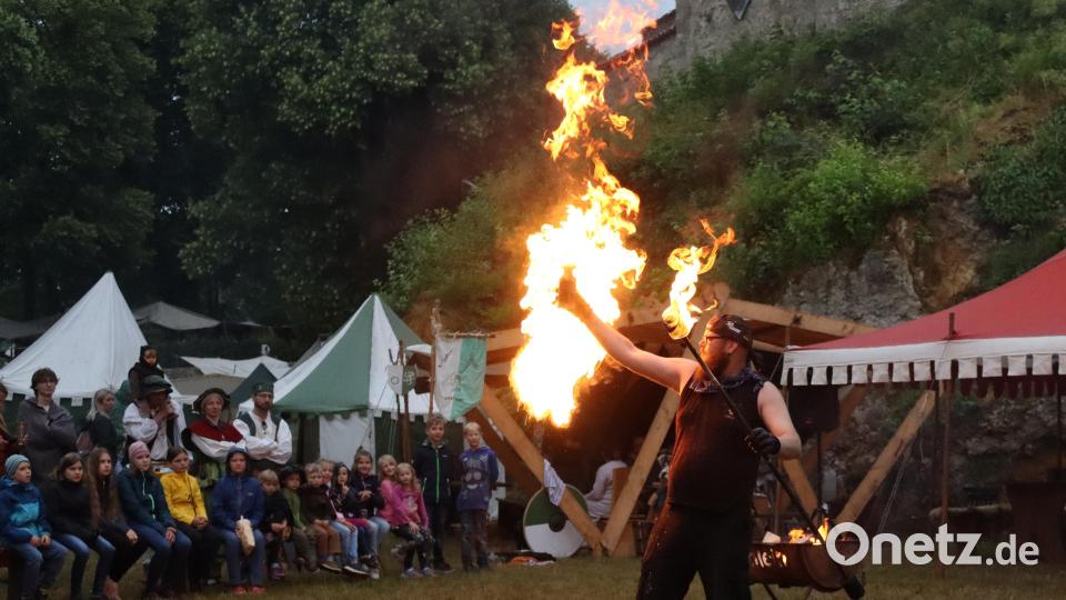 Beliebt und immer gut besucht. Das Feuermärchen am Freitag im Stiber-Lager. Bild: mfh