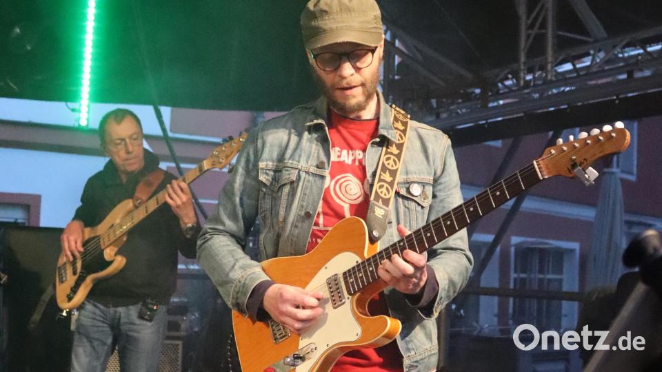 Intermezzo auf der Luitpoldplattz-Bühne. Wer sein Gitarrensolo nicht gehört hat, hat echt etwas versäumt. Bild: mfh
