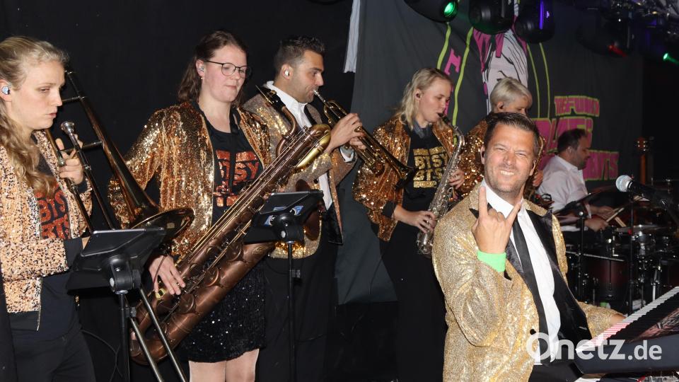 Bei den Funky Blues Rabbits findet man kaum Zeit, die Kamera ruhig zu halten. Sie heizten auf der Fuchsbeck-Bühne dem Publikum ein. Bild: mfh